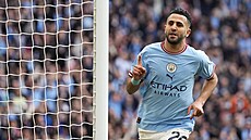 Rijád Mahriz z Manchesteru City slaví gól proti Sheffieldu United.