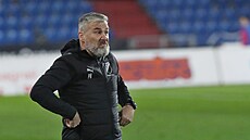 Trenér Baníku Ostrava Pavel Hapal bhem utkání se Slavií.
