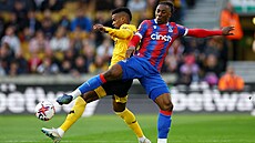 Nelson Semedo z Wolverhamptonu v souboji s Eberechim Ezem z Crystal Palace.