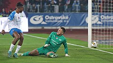 Branká Baníku Jií Letáek inkasuje gól v utkání proti Slavii.
