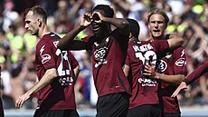 Fotbalisté Salernitany oslavují gól proti Sassuolu.