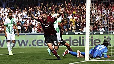 Lorenzo Pirola ze Salernitana oslavuje gól proti Sassuolu.