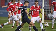 Pavel Juro�ka ze Slovácka (v pop�edí) v souboji o mí� s Denisem Darmovzalem z...