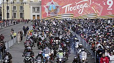 Motorkái na Palácovém námstí vyzdobeném pro vojenskou pehlídku ke Dni...