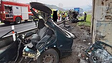 Vozidlo se po nárazu rozp�lilo a �idi� vypadl ven.