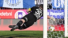 Teplický branká� Tomá� Grigar inkasuje gól.