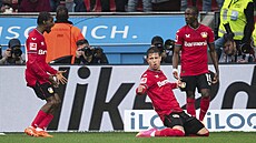 Útoník Adam Hloek z Leverkusenu se svými spoluhrái slaví vstelený gól.