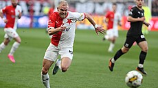 Slávistický úto�ník Mick van Buren pospíchá za mí�em v utkání proti Bohemians.