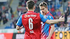 Plzeský záloník Adam Vlkanova (vpravo) slaví svj gól v utkání proti Zlínu s...