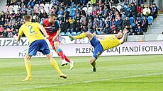 Plzeský útoník Tomá Chorý hlavikuje v utkání proti Zlínu.