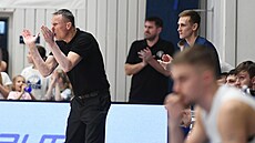 Trenér dínských basketbalist Tomá Grepl (vlevo)