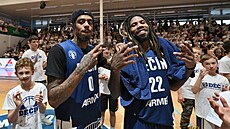 Díntí basketbalisté Ty Nichols (vlevo) a A. J. Walton slaví výhru ve...