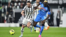 Zálo�ník Adrien Rabiot z Juventusu (vlevo) a napadající Victor Osimhen z Neapole