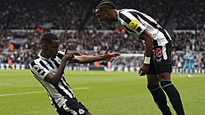 Útočník Alexander Isak z Newcastlu (vpravo) slaví svůj gól se spoluhráčem Joem...