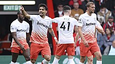 Záložník Lucas Paqueta z West Hamu slaví se spoluhráči svůj gól, mezi nimi i...