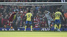 Diogo Jota z Liverpoolu (vlevo) hlavou skóruje v utkání proti Nottinghamu.
