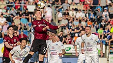 Sparanský obránce Filip Panák hlavikuje v utkání proti Slovácku.