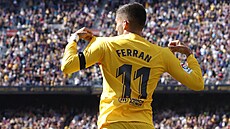 Ferran Torres z Barcelony se raduje ze svého gólu.