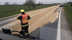 U Kokor na P�erovsku se na silnici vysypalo hnojivo. Doprava je �ízena...