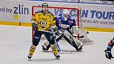 Zlínský úto�ník Pavel Kubi� zaclání p�ed kladenským branká�em Adamem Brízgalou.