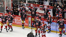 Hradečtí hokejisté oslavují první výhru v extraligovém finále.