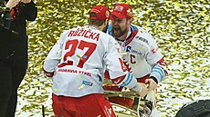 Třinecký kapitán Petr Vrána předává Masarykův pohár pro extraligové šampiony... | na serveru Lidovky.cz | aktuální zprávy