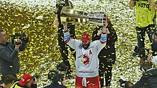 T�inecký úto�ník Martin R��i�ka se raduje u� z �estého celkového triumfu v...