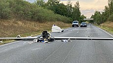 Letecká nehoda u Rokycan. Kluzák se z�ídil na auto, které jelo po silnici.