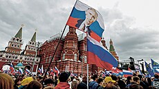 Putinovi podle posledního pr�zkumu ve�ejného mín�ní v��í 83 % Rus�. A vále�né...