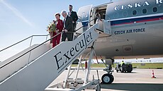 Prezident Petr Pavel s manželkou odletěl do Bruselu na svou čtvrtou zahraniční...