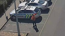 Sv�dek v oran�ové bund� nejspí� po�ídil fotografii vozidla, jeho� �idi� ve...