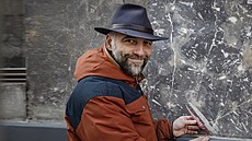 V lese místo hub sbírá kameny. V kostele kle�í, ale nemodlí se, zkoumá kamennou...