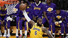 LeBron James z Los Angeles Lakers zakon�uje na ko� Memphisu v �estém zápase...