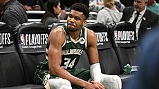 Janis Adetokunbo z Milwaukee vst�ebává vy�azení svého týmu v prvním kole play...