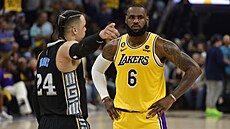 Dillon Brooks (Memphis Grizzlies) cosi vysv�tluje LeBronu Jamesovi (LA Lakers).