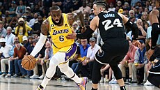LeBron James z LA Lakers se snaí obejít memphiského Dillona Brookse.