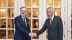 Premiér na setkání se svým singapurským protjkem Lee Hsien Loongem. (20....