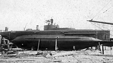 Fotografie z roku 1907 zachycuje ponorku Defender, jejíž vrak objevili potápěči...