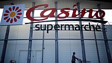 Logo francouzského maloobchodního řetězce Casino před supermarketem v Nantes,...