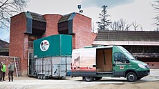 Velké transportní vozidlo pivezlo samici irafy. (15. ervence 2025)