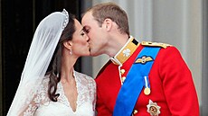 První manželský polibek prince Williama a jeho ženy Kate na balkoně...