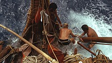 P�i plavb� na balzovém voru nato�il Heyerdahl dokument, který v roce 1951...