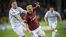 Plze�ský Filip Ka�a nahání spar�anského fotbalistu Jaroslava Zeleného ve...