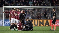 STŘÍDÁME! Sparťanští lékaři signalizují směrem k lavičce, že obránce Asger...