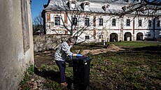 Lidé ze Zámeckého spolku Bravantice spolen s obcí zachraují místní zámek.