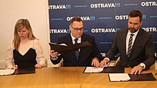 Podpis nové koalice v Ostrav�. Vlevo lídryn� hnutí ANO Hana Tichánková,...
