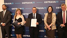 Podpis nové koalice v Ostrav. Zleva Petr Psotka z TOP 09, lídryn hnutí ANO...