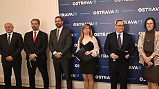 Kompletní sestava lídr� nové ostravské koalice. Zleva Zbyn�k Pra�ák (SPOLU -...
