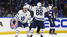 Obránce Toronta Morgan Rielly (vlevo) se raduje z vítězného gólu v prodloužení...