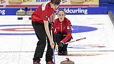 Curle�i Julie Zelingrová a Vít Chabi�ovský na MS smí�ených dvojic.